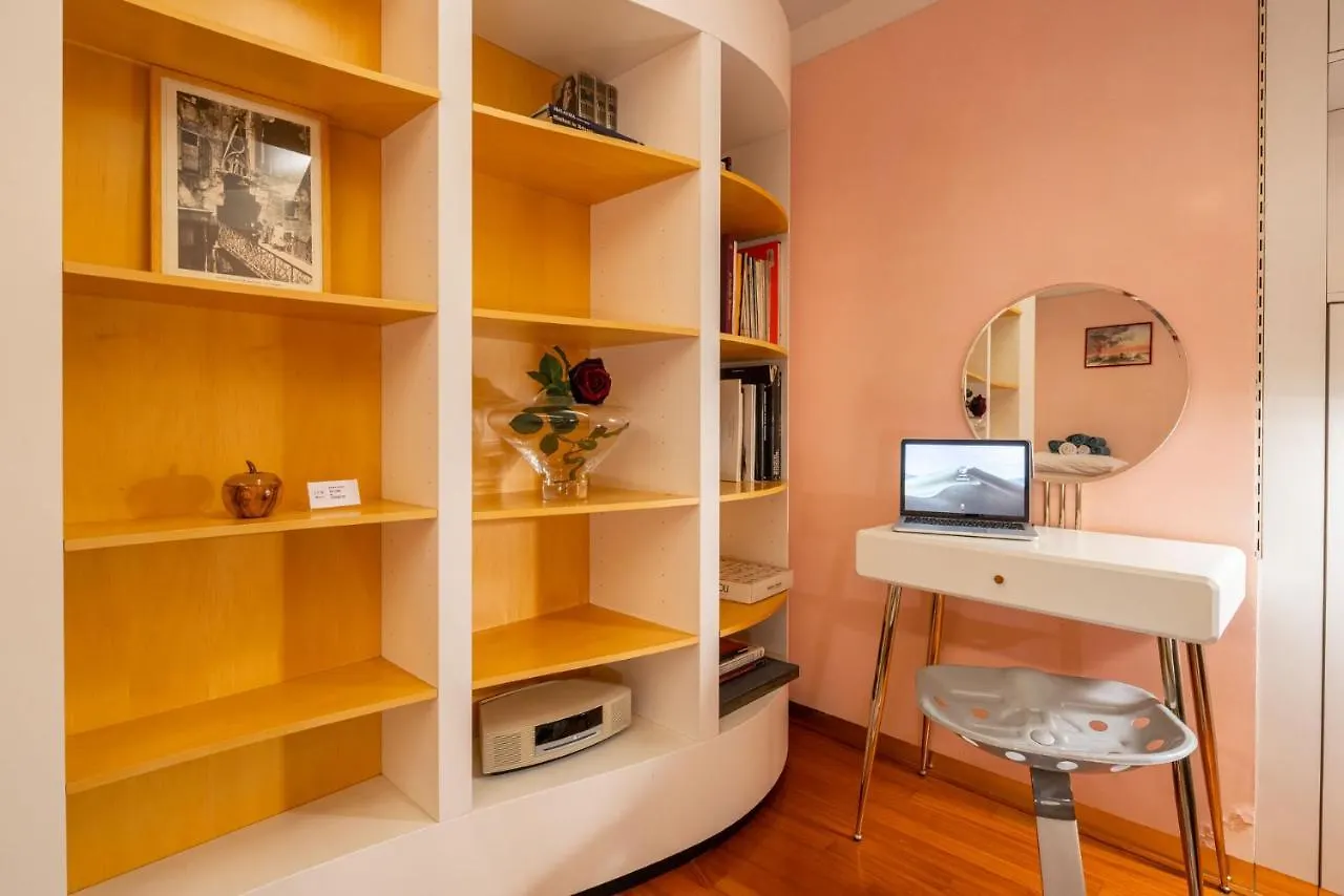 Casa Flavia Ai Morosini - Luxury Apartment With Canal View ヴェネツィア 0*,  イタリア