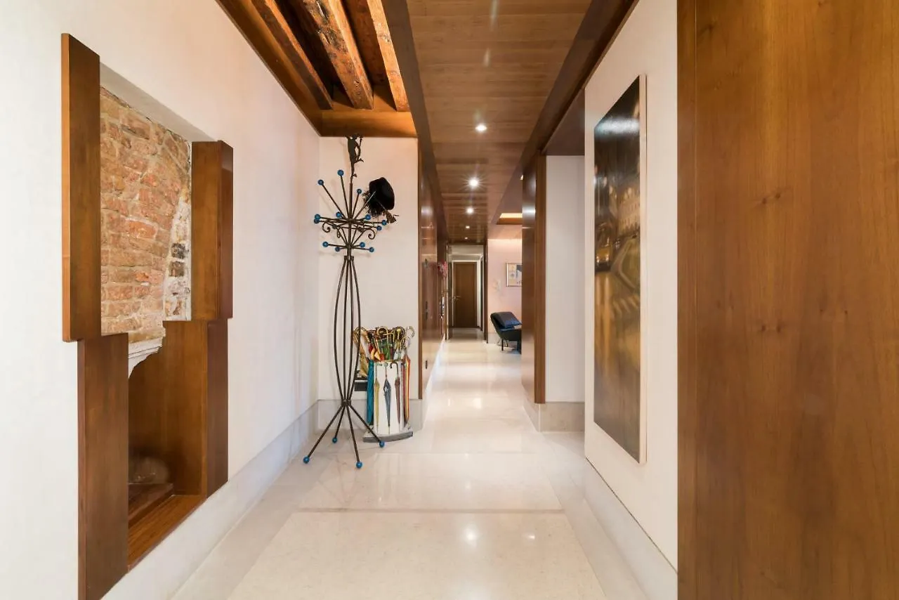 Дом отдыха Casa Flavia Ai Morosini - Luxury Apartment With Canal View Венеция